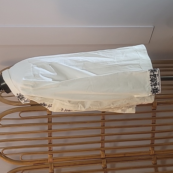 Shuudi brand Mexican linen men's vacation shirt white with navy blue embroidery - Picture 12 of 17